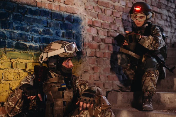 Waffenbrüder Ruhen Vor Dem Hintergrund Der Ukrainischen Flagge — Stockfoto