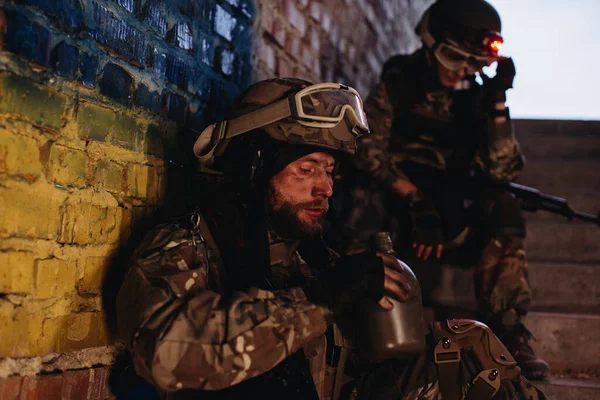 Fegyveres Testvérek Ukrán Zászló Hátterében — Stock Fotó