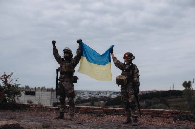 Ukrayna ordusu Ukrayna bayrağını elinde tutuyor. Zafer konsepti. Ukrayna ve Rusya arasındaki savaş.