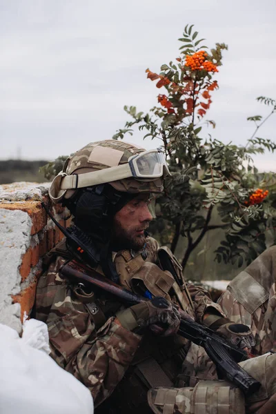 Egy Ukrán Katona Portréja Harci Pozíciójában — Stock Fotó