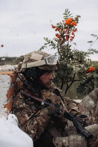 Défenseur Ukrainien Pendant Les Tirs Artillerie Ennemis Sur Ligne Front — Photo