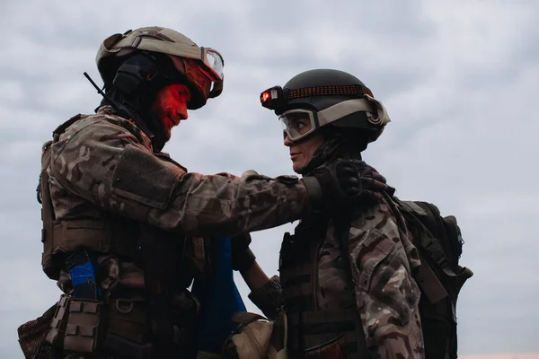 Silah Arkadaşıyız Kadın Erkek Gökyüzünün Arka Planına Karşı Ukrayna Ordusu — Stok fotoğraf