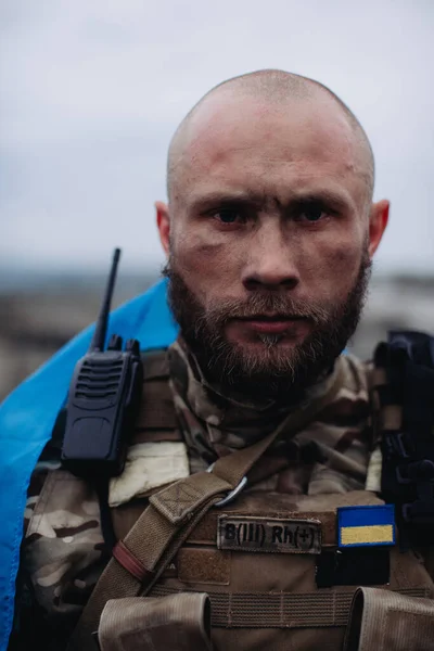 Egy Katona Tartja Ukrajna Zászlaját Portré Védő Ukrajna — Stock Fotó