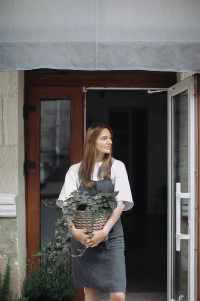 花屋の近くにツタを持つ花屋の女の子 — ストック写真