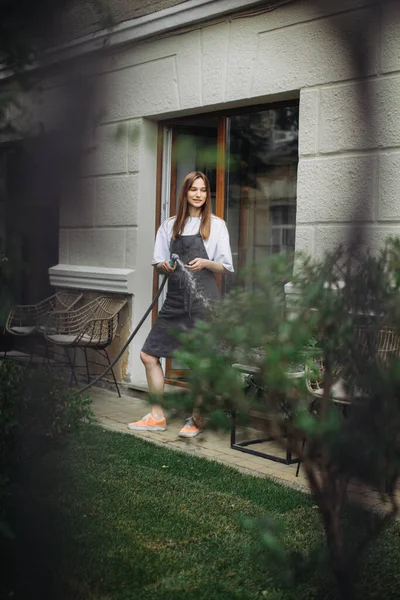 Een Bloemist Meisje Zorgt Voor Een Tuin Buurt Van Een — Stockfoto