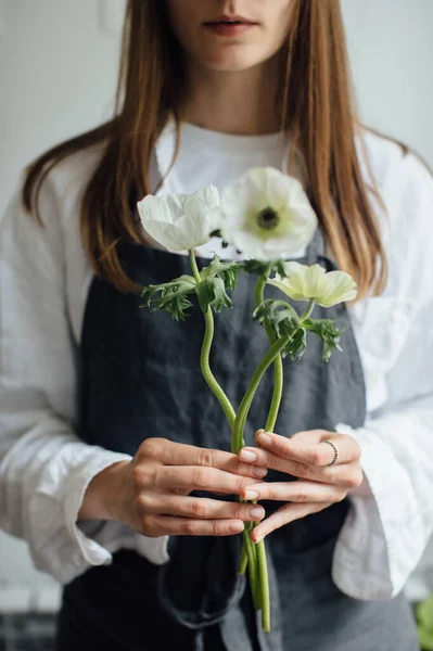 Een Jonge Bloemist Meisje Maakt Een Bloem Schikking — Stockfoto