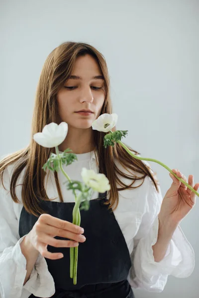 Ung Florist Flicka Gör Ett Blomsterarrangemang — Stockfoto