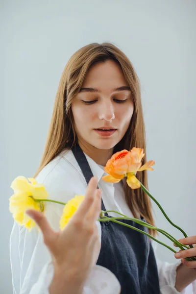 Vrouw Ruiken Bloemen Tijdens Het Regelen Van Het Bloemenwinkel Stock — Stockfoto