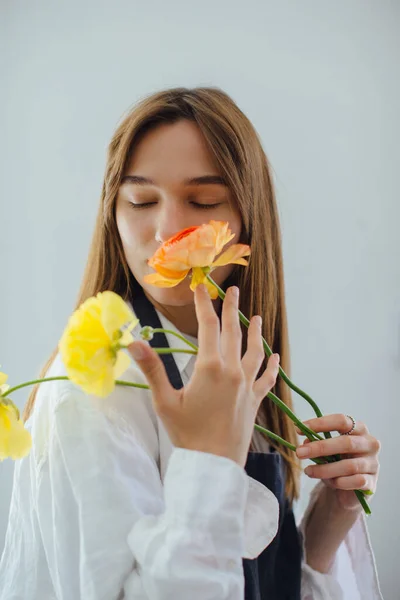 Vrouw Ruiken Bloemen Tijdens Het Regelen Van Het Bloemenwinkel Stock — Stockfoto