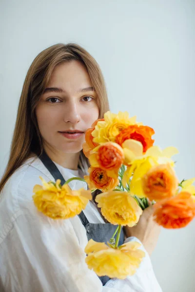 Porträtt Kvinna Som Håller Bukett Blommor Stockfoto — Stockfoto