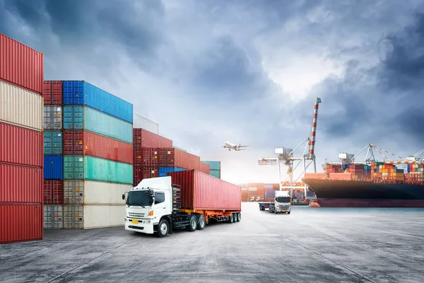 集装箱 货机在造船厂的商务物流与运输概念 具有戏剧性的蓝天 物流进出口及运输业背景 — 图库照片
