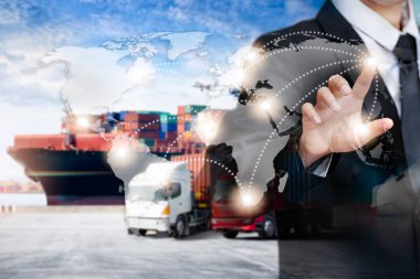 Dünya haritası ekranına dokunan işadamı, küresel lojistik ihracat geçmişi ve konteynır nakliye gemisi konsepti