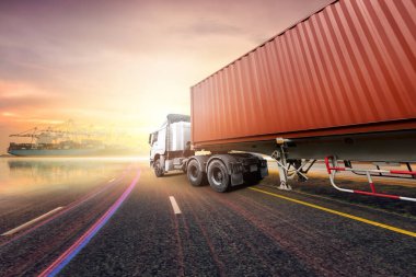 Endüstriyel limandaki otoyolda kırmızı konteynırlı kamyon nakliyesi, lojistik ihracat geçmişi ve kargo taşımacılığı endüstrisi kavramı