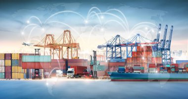 Sanayi limanında vinç, konteynır taşıyıcıları, kargo uçağı, otoyoldaki kamyon, ulaşım endüstrisi konsepti ile yükleme sırasında küresel iş lojistik ihracat ve konteynır kargo gemisi