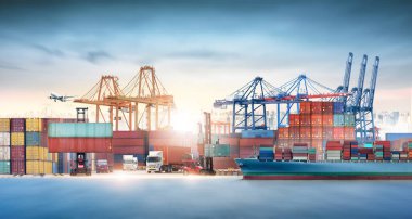 Sanayi limanında vinç, konteynır taşıyıcıları, kargo uçağı, otoyoldaki kamyon, ulaşım endüstrisi konsepti ile yükleme sırasında küresel iş lojistik ihracat ve konteynır kargo gemisi