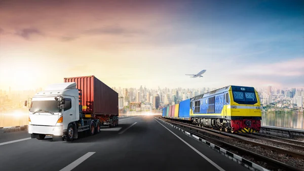 Παγκόσμια Επιχείρηση Logistics Εισαγωγής Των Φορτηγών Εμπορευματοκιβωτίων Στην Εθνική Οδό — Φωτογραφία Αρχείου