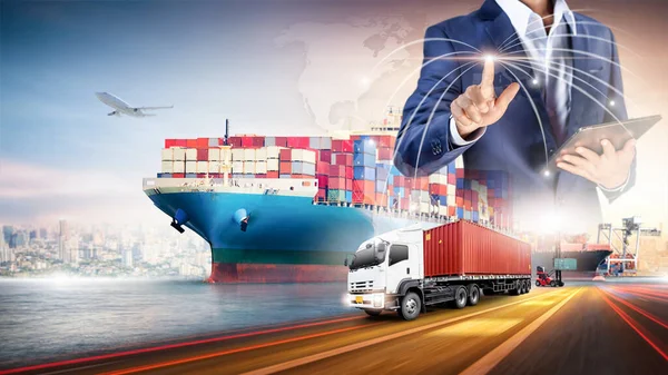 Zakenman Raakt Virtueel Scherm Wereldkaart Van Global Logistics Network Distribution — Stockfoto