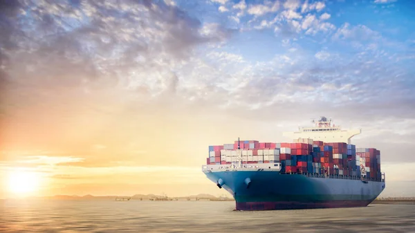 日落时分在海洋中的集装箱船 全球商业物流进出口背景 货物运输 — 图库照片