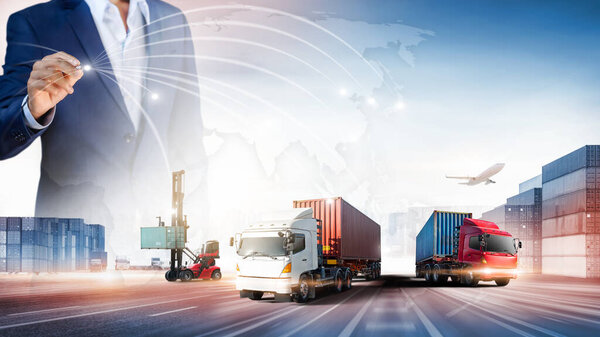 Бизнесмен трогает виртуальную карту мира глобальной логистической сети, контейнерные грузовые суда в промышленном порту для логистики
