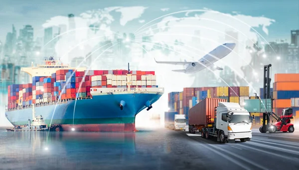 産業港におけるタグボート 貨物飛行機 高速道路上のトラック 輸送業界の概念 深度ブラー効果による荷役中のグローバルビジネス物流のインポートおよびコンテナ貨物船 — ストック写真
