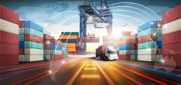 全球商业物流进出口和世界地图网络分布 港口集装箱货轮装载 公路卡车 智能技术 运输业概念 — 图库照片
