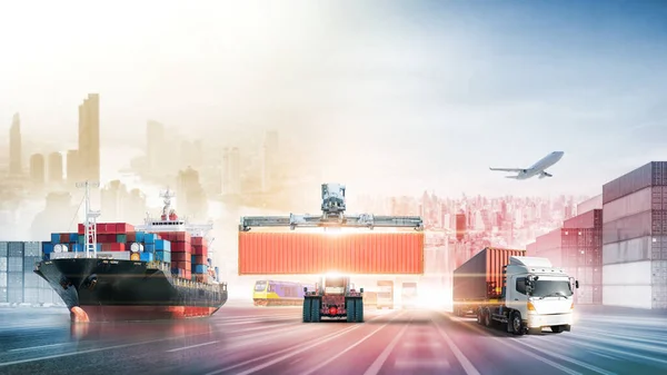 コンテナヤード 貨物船 貨物機 輸送業界の概念でトラックと荷役および荷役におけるグローバルビジネス物流のインポートおよびコンテナハンドラ 深さぼかし効果 — ストック写真