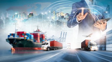 Küresel lojistik ağ dağıtımının sanal ekran dünya haritasına dokunan işadamı, lojistik ithalat geçmişi için endüstriyel limanda konteyner kargo gemisi, Akıllı teknoloji konsepti