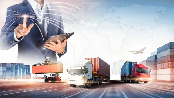 Zakenman Raakt Virtueel Scherm Wereldkaart Van Global Logistics Network Distribution — Stockfoto
