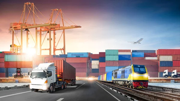 Logistica Aziendale Globale Importazione Esportazione Camion Container Rosso Strada Treno — Foto Stock