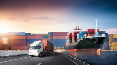 Küresel iş lojistik ihracat ve konteynır kargo gemisi, otoyoldaki konteyner kamyonu fotokopi alanı, ulaşım endüstrisi konsepti ve liman iskelesi arka planı
