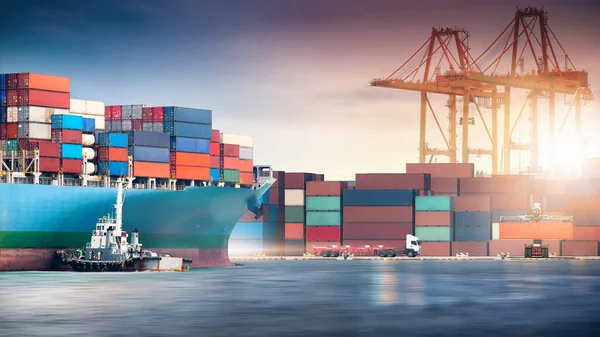 港湾運送ドックヤード コピースペース 輸送でトラックと荷役貨物船のグローバルビジネス物流輸入業界の概念 — ストック写真