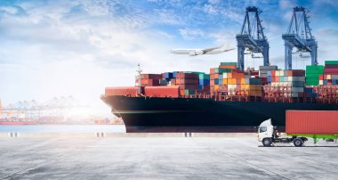 Endüstriyel limanda boşaltılırken konteynır kargo gemisi konteynır alanına kamyonlar, bakıcılar, kargo uçağı, kopyalama alanı, lojistik ihracat geçmişi ve ulaşım endüstrisi konseptiyle taşınıyor.