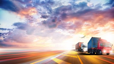 Kargo limanındaki otoyolda kırmızı ve mavi konteynır. Arka planda fotokopi alanı, kargo uçağı, lojistik ihracat ve ulaşım endüstrisi konsepti var.