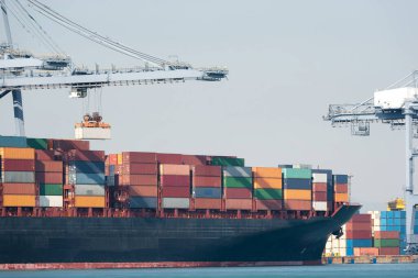 Nakliye Konteynırı Kargo Gemisi nakliye portu, Lojistik Aktarma İhracat arka planında liman vinciyle mal konteynerlerini yükleme ve boşaltma