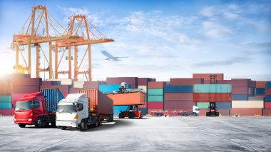 Endüstriyel limanda boşaltılırken konteynır kargo gemisi konteynır alanına kamyonlar, bakıcılar, kargo uçağı, kopyalama alanı, lojistik ihracat geçmişi ve ulaşım endüstrisi konseptiyle taşınıyor.