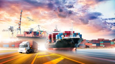 Endüstriyel liman arka planında yükleme sırasında konteynırların lojistik taşımacılığı, otoyolda kırmızı konteynır, kargo uçağı, bakıcılar, Global Business