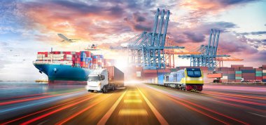 Lojistik Taşımacılık İhracat ve Konteyner Kargo Gemisi, yük treni, kargo uçağı, konteyner kamyonu otoyoldaki sanayi limanı arka planı, bakıcıları, Global Business