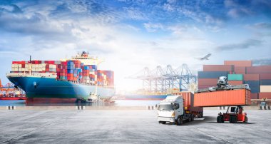 Endüstriyel limanda boşaltılırken konteynır kargo gemisi konteynır alanına kamyonlar, bakıcılar, kargo uçağı, kopyalama alanı, lojistik ihracat geçmişi ve ulaşım endüstrisi konseptiyle taşınıyor.