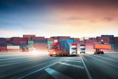 Günbatımında otoyolda kamyonla yükleme ve boşaltma yapan konteynır idarecisi, kargo taşımacılığı endüstrisi konsepti, Global Business Logistics ithalat malları