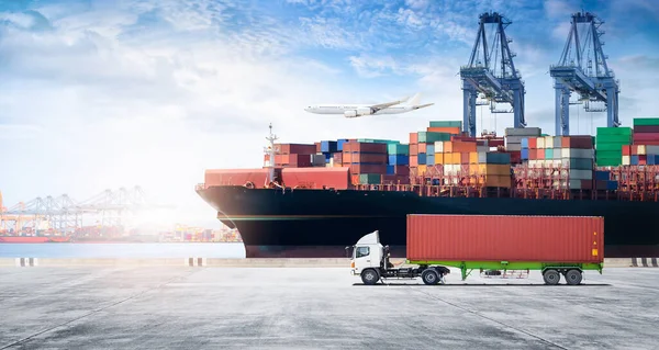 集装箱货轮在工业港卸货时 由卡车 装卸商 复印空间 物流进出口背景和运输业概念运往集装箱堆场 — 图库照片