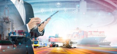 Teslimat için tablet, Akıllı Teknoloji konsepti, Lojistik İthalat İhracat geçmişi kullanan konteynır kargo gemisi, Tren, Kamyon ve İşadamı 'nın küresel iş ağı dağılımı