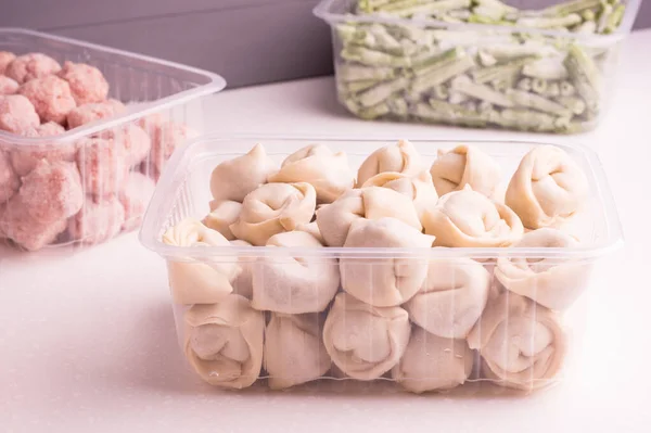 Tiefkühlgemüse Und Fleischhalbzeuge Plastikbehältern Auf Einem Weißen Teller Frikadellen Knödel lizenzfreie Stockbilder