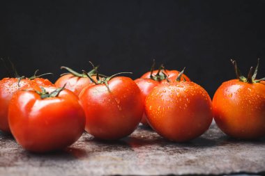 Pişirmek için taze kırmızı domates çiğ meyve, sağlıklı meyve