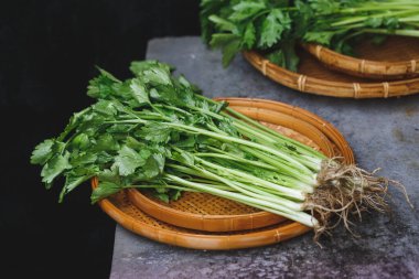 Taze kereviz yaprakları. Yemek pişirmek için baharat. 