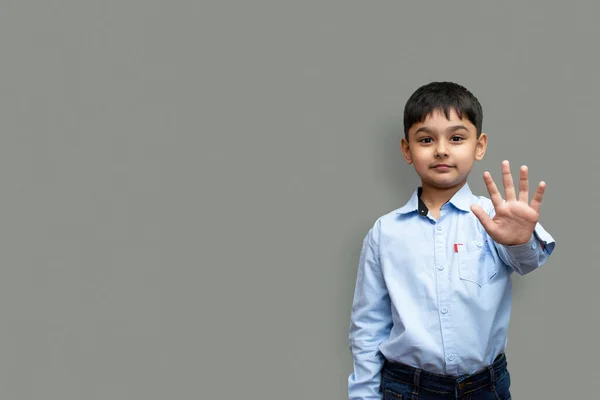 Liten Pojke Säger Sluta Med Handen Isolerad Vanlig Bakgrund Kopiera — Stockfoto