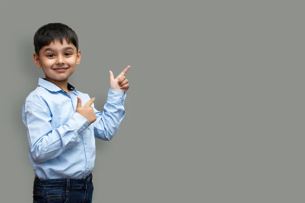 Mosolygó Boldog Fiú Ujjal Mutogat Másolás Tér Elszigetelt Egyszerű Háttér — Stock Fotó