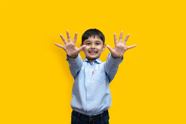 Porträtt Känslomässig Kaukasisk Liten Pojke Grundläggande Kläder Njuter Isolerade Över — Stockfoto