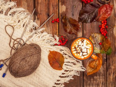 Sonbahar kartı, sıcak kahve ve lokum.