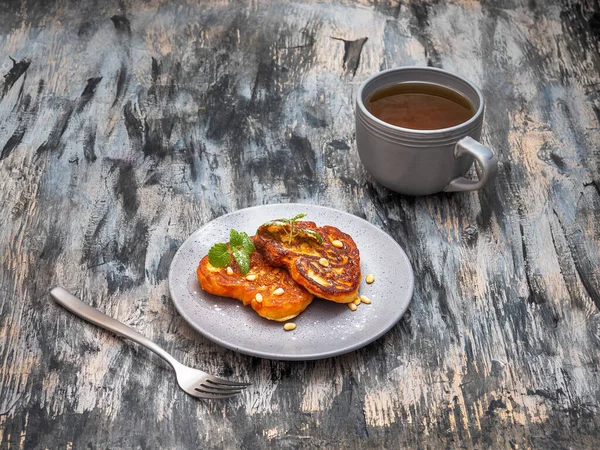 Desayuno ligero con tortitas en forma de corazón y té — Foto de Stock