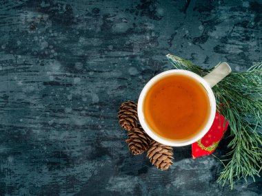 Noel çayı şekerli, köknar dallı ve konili, bayram kartı